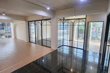 Commercial for rent in Khlong Tan Nuea, Bangkok