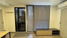 2 Bedroom Condo for sale in Bang Lamphu Lang, Bangkok near BTS Krung Thon Buri