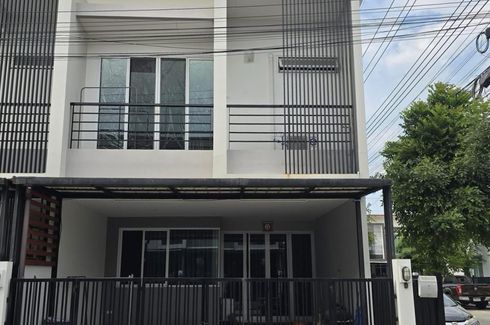 3 Bedroom Townhouse for sale in Lak Song, Bangkok