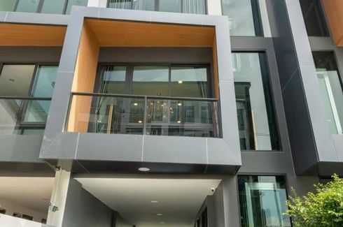 1 Bedroom Townhouse for rent in Hua Mak, Bangkok