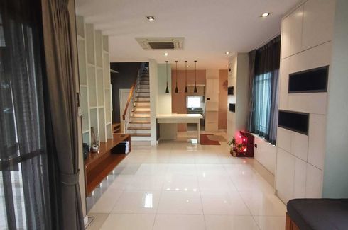 3 Bedroom House for sale in Dokmai, Bangkok