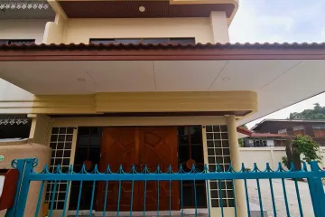 4 Bedroom Townhouse for sale in Bang Phong Pang, Bangkok