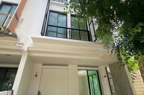 3 Bedroom Townhouse for sale in Areeya Mandarina Sukhumvit 77, Suan Luang, Bangkok near MRT Si Nut