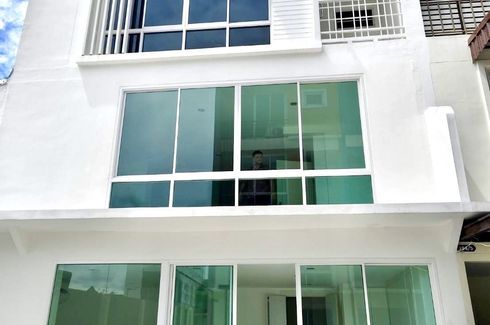 5 Bedroom Townhouse for sale in Khlong Tan Nuea, Bangkok