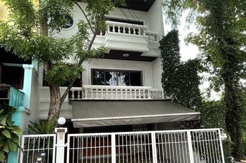 3 Bedroom Townhouse for rent in Chan Kasem, Bangkok near MRT Chankasem