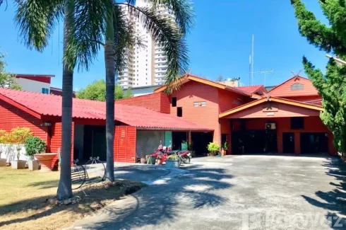 4 Bedroom House for sale in Wat Ket, Chiang Mai