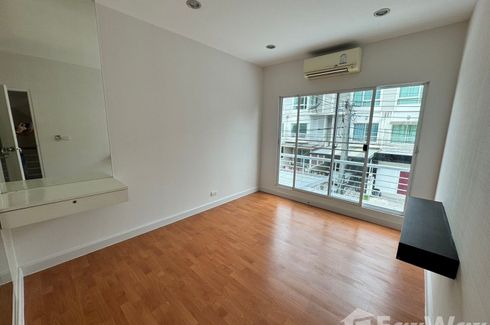 3 Bedroom Townhouse for sale in The Metro Rama 9, Prawet, Bangkok