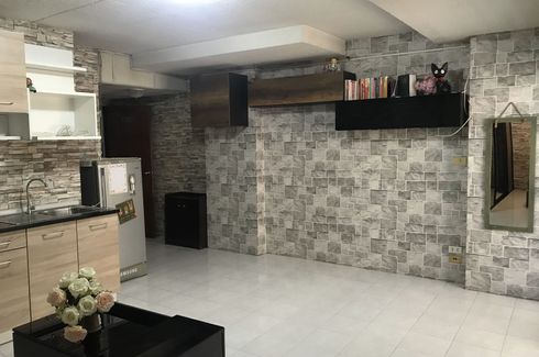 1 Bedroom Condo for sale in Sam Sen Nai, Bangkok