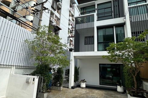 3 Bedroom Townhouse for sale in Cozy Chokchai 4 Soi 30, Lat Phrao, Bangkok