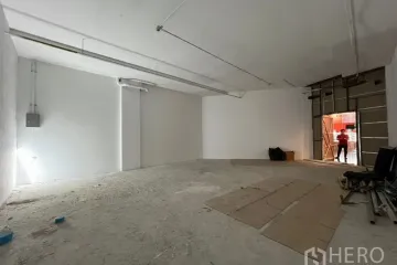 Commercial for rent in Khlong Tan Nuea, Bangkok near BTS Phrom Phong