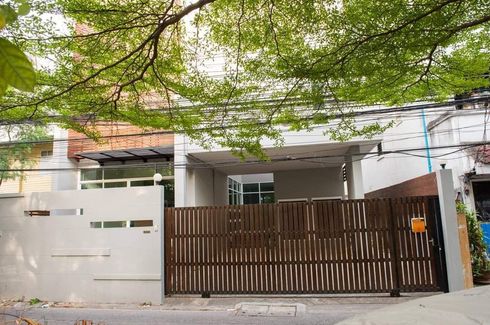 3 Bedroom House for sale in Khlong Tan Nuea, Bangkok