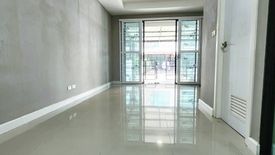 3 Bedroom Townhouse for sale in Patio Ladkrabang-Moterway, Thap Yao, Bangkok