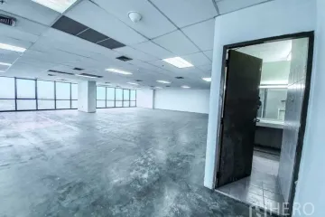 Office for rent in Huai Khwang, Bangkok near MRT Sutthisan