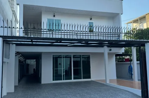 5 Bedroom House for sale in Phra Khanong Nuea, Bangkok near BTS Ekkamai