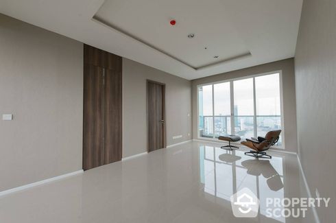 3 Bedroom Condo for sale in Wat Phraya Krai, Bangkok