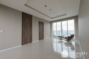 3 Bedroom Condo for sale in Wat Phraya Krai, Bangkok