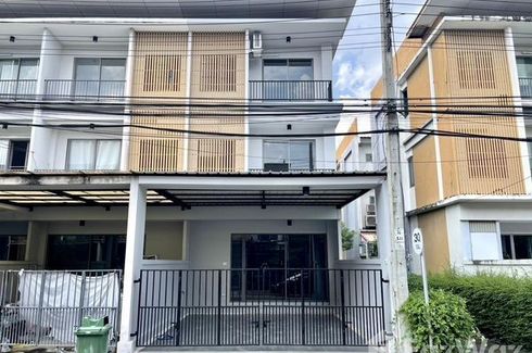 3 Bedroom Townhouse for sale in Khlong Kum, Bangkok