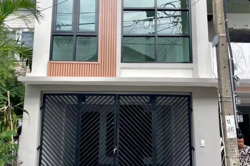 3 Bedroom Townhouse for sale in Bang Na, Bangkok