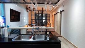 1 Bedroom Condo for sale in Silom, Bangkok near BTS Saphan Taksin