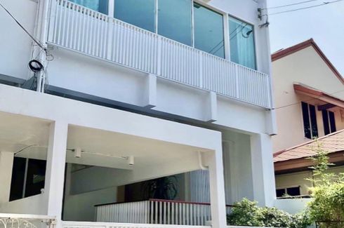 3 Bedroom Townhouse for sale in Phra Khanong, Bangkok near BTS Thong Lo