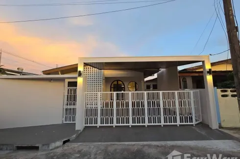 3 Bedroom House for sale in Chaofa Dowroong, Talat Nuea, Phuket