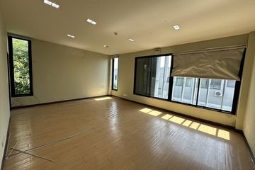 1 Bedroom Office for rent in Dokmai, Bangkok