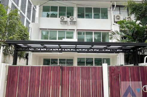 3 Bedroom Townhouse for rent in Silom, Bangkok near BTS Chong Nonsi