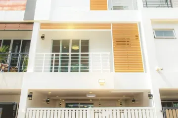 3 Bedroom House for sale in Sam Sen Nok, Bangkok near MRT Phawana