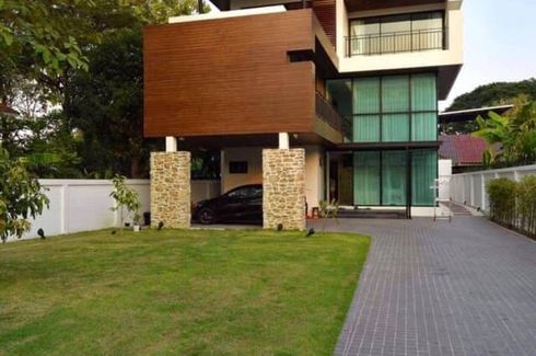 4 Bedroom House for sale in Sam Sen Nok, Bangkok