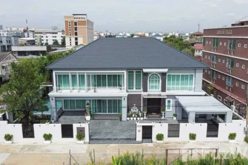 5 Bedroom House for sale in Dokmai, Bangkok