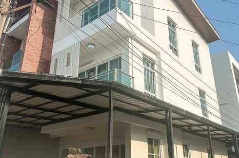 3 Bedroom Townhouse for sale in Lat Phrao, Bangkok