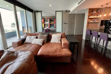 3 Bedroom Condo for sale in Bang Lamphu Lang, Bangkok