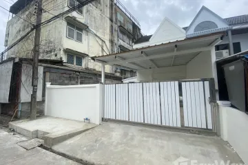 2 Bedroom Townhouse for sale in Saphan Sung, Bangkok