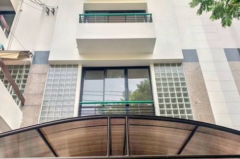 4 Bedroom House for sale in Phra Khanong Nuea, Bangkok