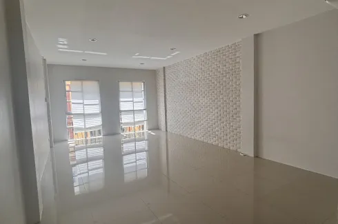 3 Bedroom Townhouse for rent in Bang Na, Bangkok