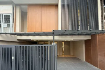 3 Bedroom Townhouse for sale in Khlong Tan Nuea, Bangkok