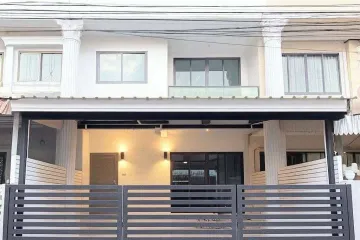 3 Bedroom Townhouse for sale in Bang Chak, Bangkok