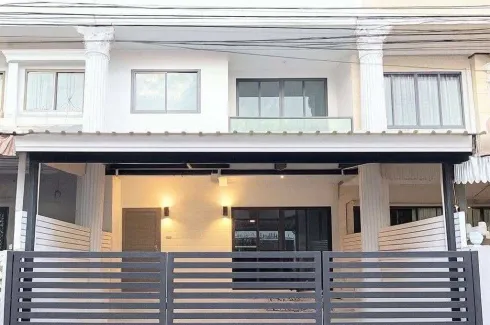 3 Bedroom Townhouse for sale in Bang Chak, Bangkok