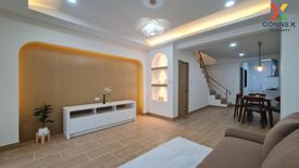 3 Bedroom Townhouse for sale in Sam Wa Tawan Tok, Bangkok