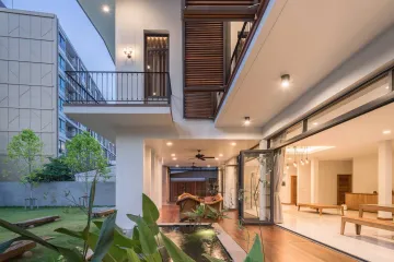 6 Bedroom House for rent in Chan Kasem, Bangkok near MRT Chankasem