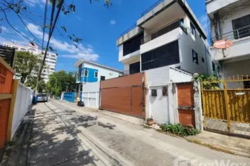 7 Bedroom House for rent in Bang Chak, Bangkok