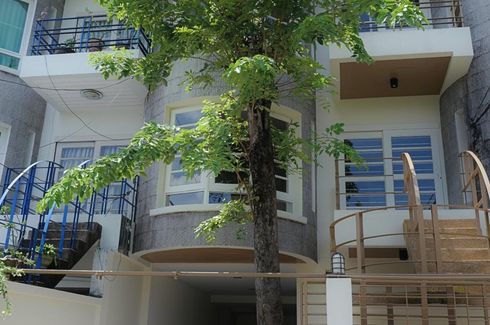5 Bedroom Townhouse for sale in Chan Kasem, Bangkok near MRT Phawana