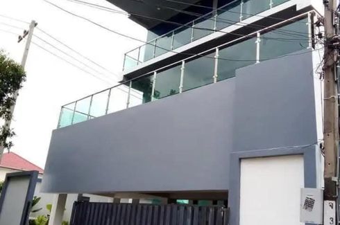 4 Bedroom House for sale in Chan Kasem, Bangkok