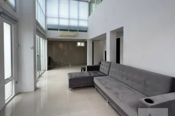 3 Bedroom Townhouse for rent in Khlong Tan Nuea, Bangkok