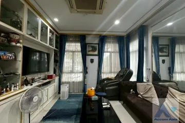 4 Bedroom Townhouse for sale in Phra Khanong Nuea, Bangkok