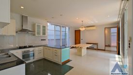 5 Bedroom House for rent in Khlong Tan Nuea, Bangkok