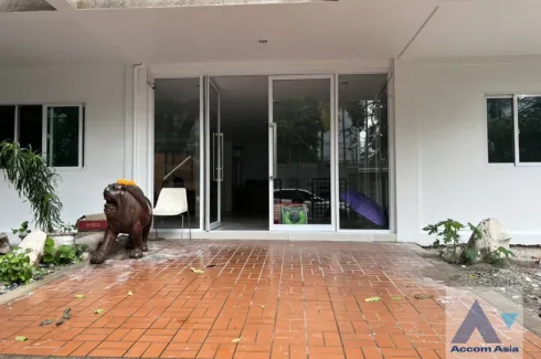 Townhouse for rent in Thung Maha Mek, Bangkok