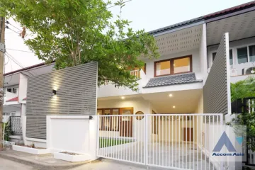 3 Bedroom House for rent in Khlong Tan Nuea, Bangkok
