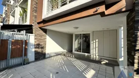 3 Bedroom Townhouse for sale in Yan Nawa, Bangkok