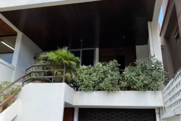 3 Bedroom Townhouse for sale in Khlong Tan Nuea, Bangkok